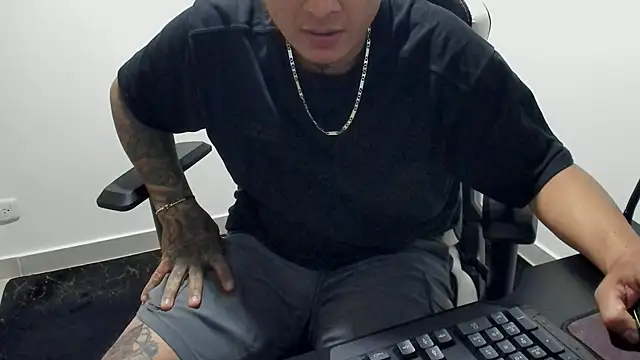 Snapshot of stebankechima chatting on 11.01.25 stebankechima online show from 11.01.25