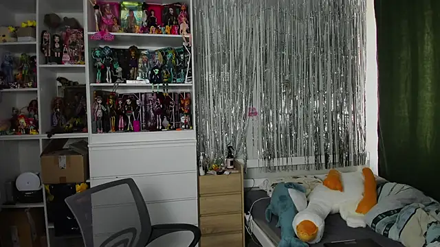 School Love online show from 04.05.26