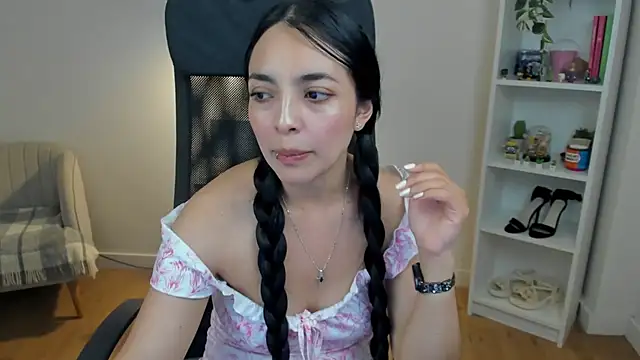 Snapshot of _BellaEvans_ chatting on 06.05.26 BellaEvans online show from 06.05.26