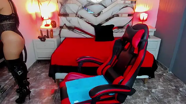 KateTompson  online show from 10.31.25