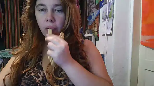 Snapshot of Cora_Maro chatting on 09.22.25 Cora Maro online show from 09.22.25