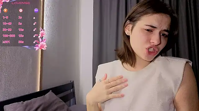 Snapshot of AmiCumOn chatting on 10.21.25 AmiCumOn online show from 10.21.25