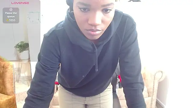 Snapshot of cattalheya chatting on 10.13.25 cattalheya online show from 10.13.25