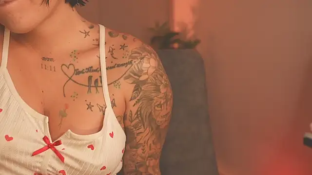 Snapshot of LorenRosse chatting on 11.23.25 LorenRosse online show from 11.23.25