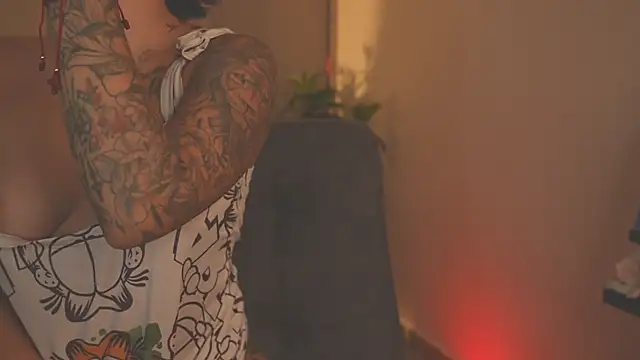 Snapshot of LorenRosse chatting on 11.25.25 LorenRosse online show from 11.25.25