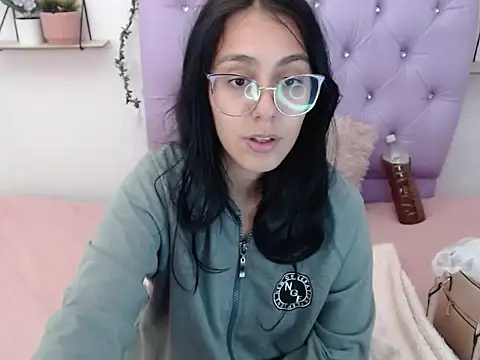 Snapshot of Freyja_01 chatting on 10.18.25 Freyja 01 online show from 10.18.25