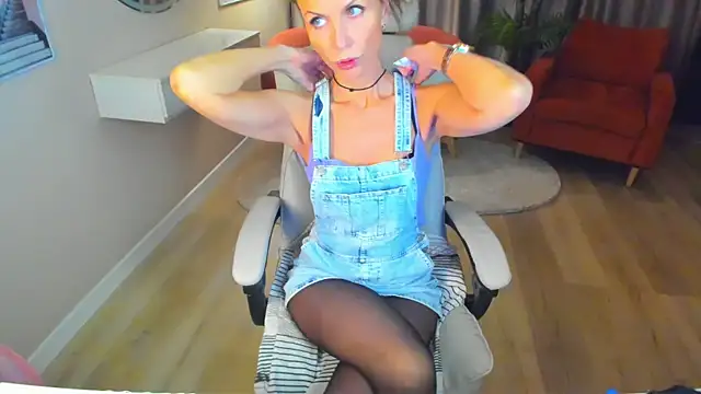 Snapshot of Elizabe_th chatting on 02.16.25 Elizabe th online show from 02.16.25