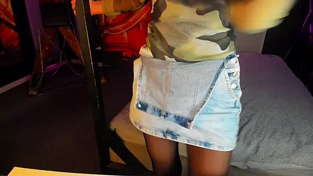 Snapshot of Elizabe_th chatting on 02.17.25 Elizabe th online show from 02.17.25