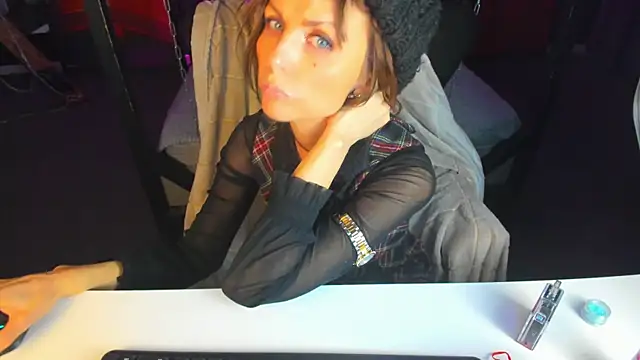 Snapshot of Elizabe_th chatting on 03.09.25 Elizabe th online show from 03.09.25