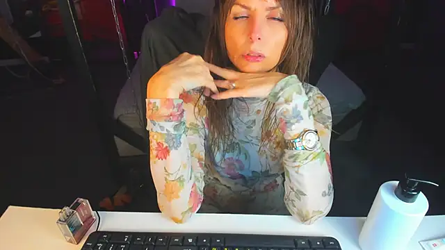 Snapshot of Elizabe_th chatting on 03.10.25 Elizabe th online show from 03.10.25