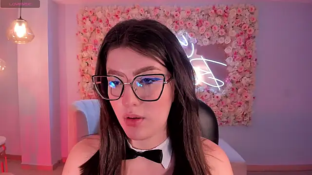 Snapshot of AmberFarrell chatting on 02.19.25 AmberFarrell online show from 02.19.25