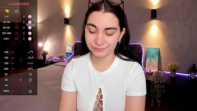 hannacheekss  online show from 02.04.25