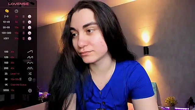 hannacheekss  online show from 02.20.25