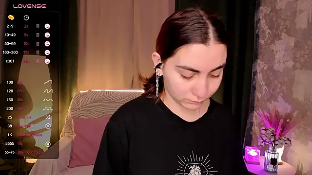 hannacheekss  online show from 10.03.25