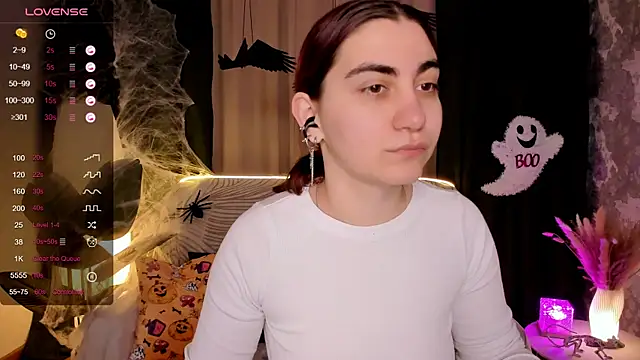 hannacheekss  online show from 10.22.25