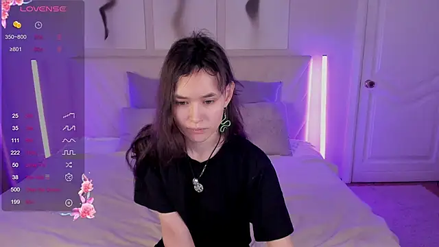 Emily Strikeee online show from 11.28.25