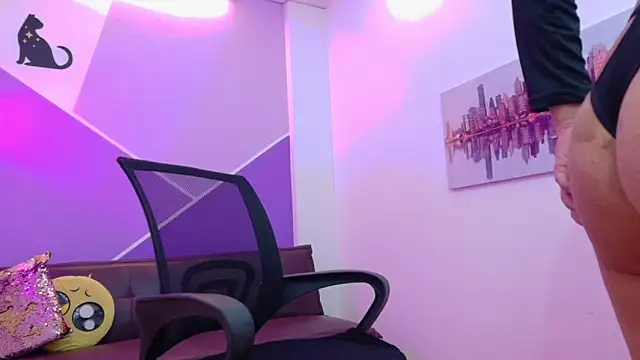 Snapshot of _lucysmith chatting on 11.15.25 lucysmith online show from 11.15.25