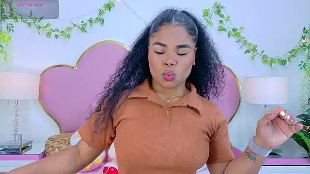 NahiaraReina online show from 11.01.25