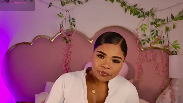 NahiaraReina online show from 04.18.26