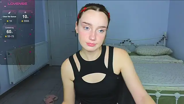 Snapshot of Wild_Sophie_ chatting on 11.16.25 Wild Sophie online show from 11.16.25