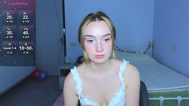 Snapshot of Wild_Sophie_ chatting on 12.04.25 Wild Sophie online show from 12.04.25