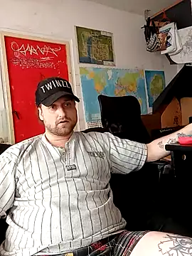 Snapshot of Ozomitro chatting on 03.08.25 Ozomitro online show from 03.08.25