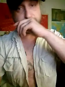 Snapshot of Ozomitro chatting on 03.22.25 Ozomitro online show from 03.22.25