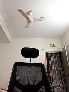 Snapshot of Tisha-01 chatting on 11.05.25 Tisha-01 online show from 11.05.25