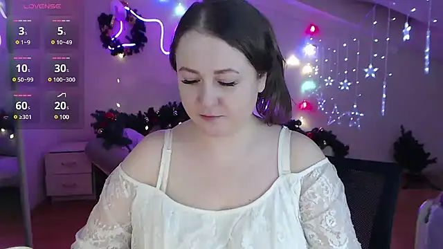 Snapshot of LizzyShine chatting on 12.22.24 LizzyShine online show from 12.22.24