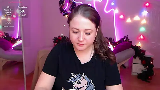 Snapshot of LizzyShine chatting on 01.06.25 LizzyShine online show from 01.06.25