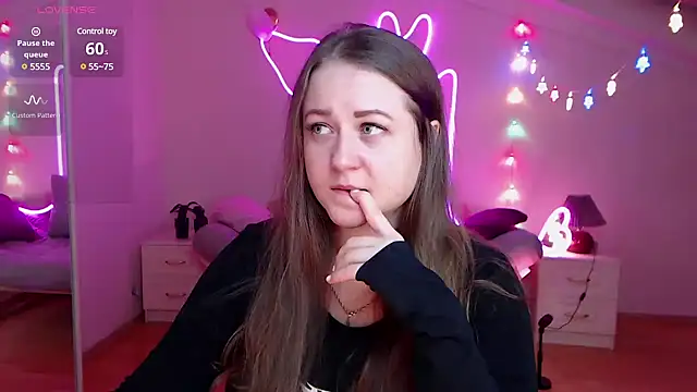 Snapshot of LizzyShine chatting on 01.09.25 LizzyShine online show from 01.09.25