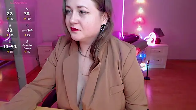 Snapshot of LizzyShine chatting on 01.19.25 LizzyShine online show from 01.19.25