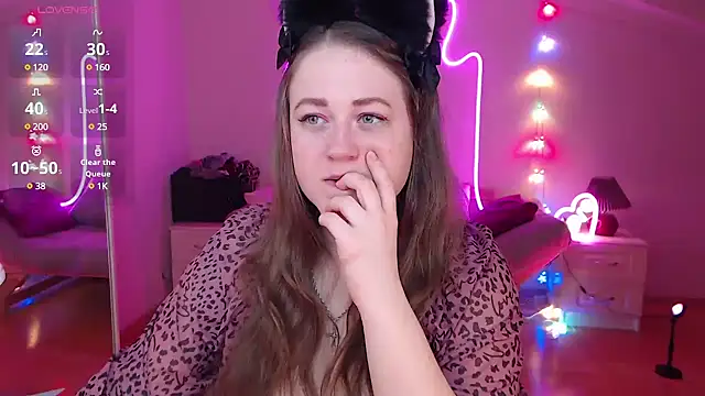 Snapshot of LizzyShine chatting on 01.22.25 LizzyShine online show from 01.22.25