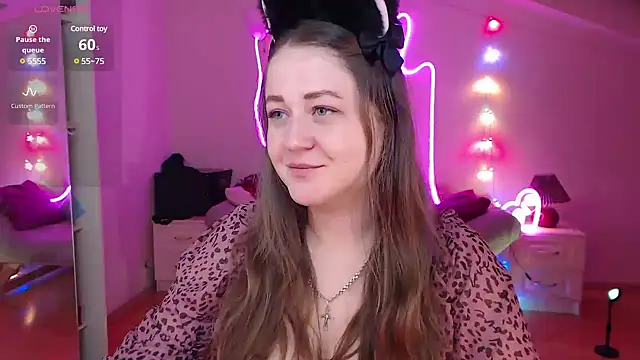 Snapshot of LizzyShine chatting on 01.22.25 LizzyShine online show from 01.22.25