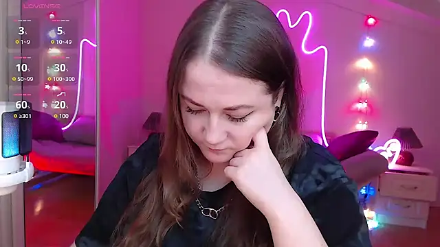Snapshot of LizzyShine chatting on 01.27.25 LizzyShine online show from 01.27.25