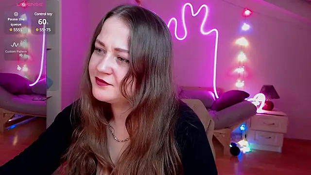 Snapshot of LizzyShine chatting on 01.30.25 LizzyShine online show from 01.30.25