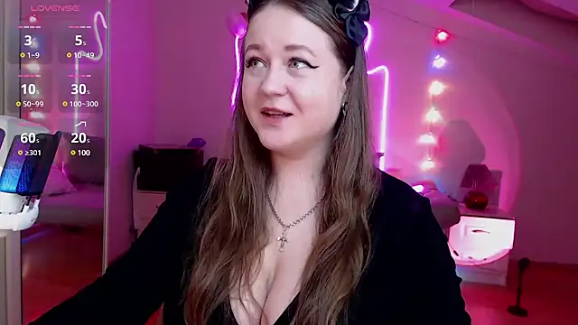 Snapshot of LizzyShine chatting on 02.18.25 LizzyShine online show from 02.18.25