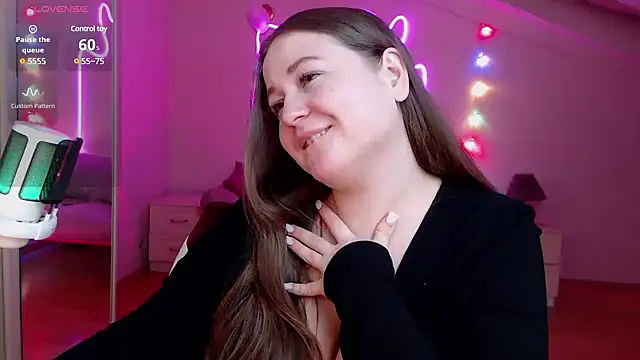 Snapshot of LizzyShine chatting on 02.19.25 LizzyShine online show from 02.19.25