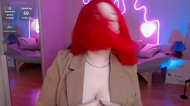 Snapshot of LizzyShine chatting on 02.28.25 LizzyShine online show from 02.28.25