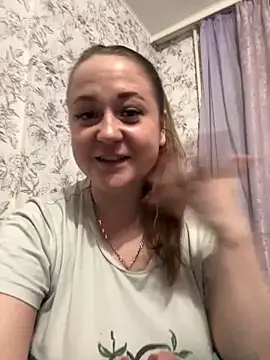 Snapshot of LizzyShine chatting on 03.03.25 LizzyShine online show from 03.03.25