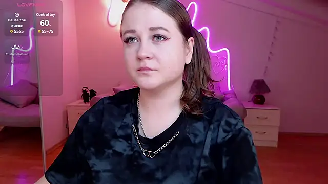 Snapshot of LizzyShine chatting on 03.10.25 LizzyShine online show from 03.10.25