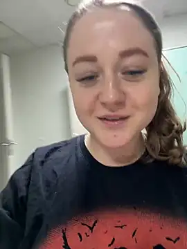 Snapshot of LizzyShine chatting on 03.18.25 LizzyShine online show from 03.18.25