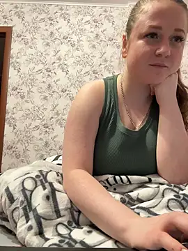 Snapshot of LizzyShine chatting on 03.18.25 LizzyShine online show from 03.18.25