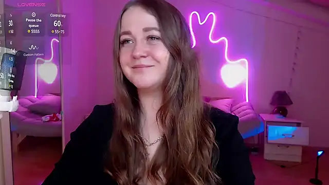 Snapshot of LizzyShine chatting on 03.21.25 LizzyShine online show from 03.21.25