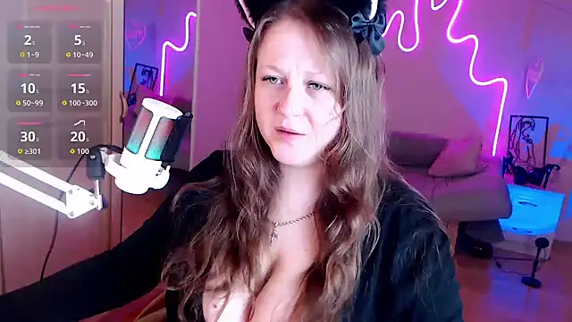 Snapshot of LizzyShine chatting on 09.08.25 LizzyShine online show from 09.08.25