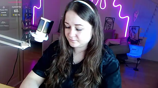 Snapshot of LizzyShine chatting on 09.11.25 LizzyShine online show from 09.11.25