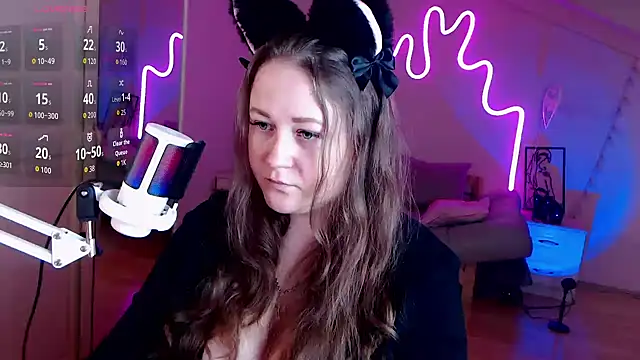 Snapshot of LizzyShine chatting on 09.14.25 LizzyShine online show from 09.14.25