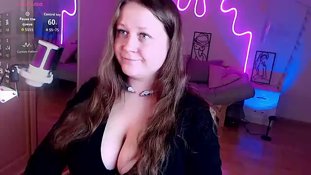 Snapshot of LizzyShine chatting on 09.17.25 LizzyShine online show from 09.17.25