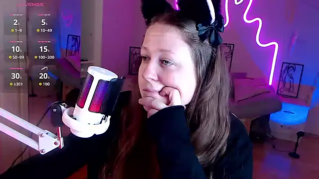 Snapshot of LizzyShine chatting on 09.18.25 LizzyShine online show from 09.18.25
