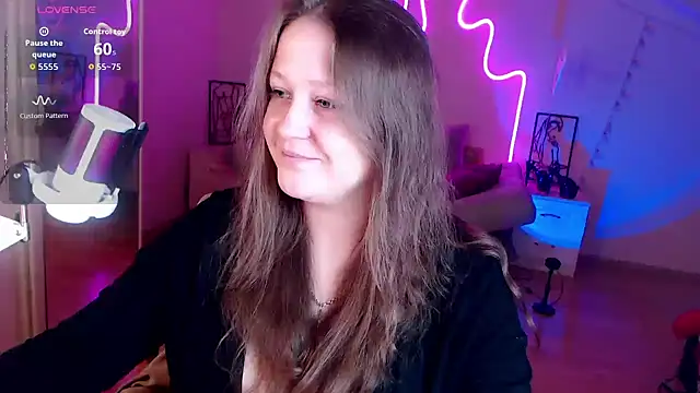 Snapshot of LizzyShine chatting on 09.28.25 LizzyShine online show from 09.28.25